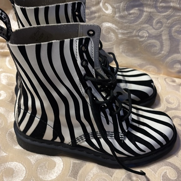 Dr. Martens zebra print boots size 7 - Picture 3 of 7